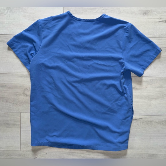 FIGS Chisec Three-Pocket Scrub Top men’s size medium - Picture 8 of 8